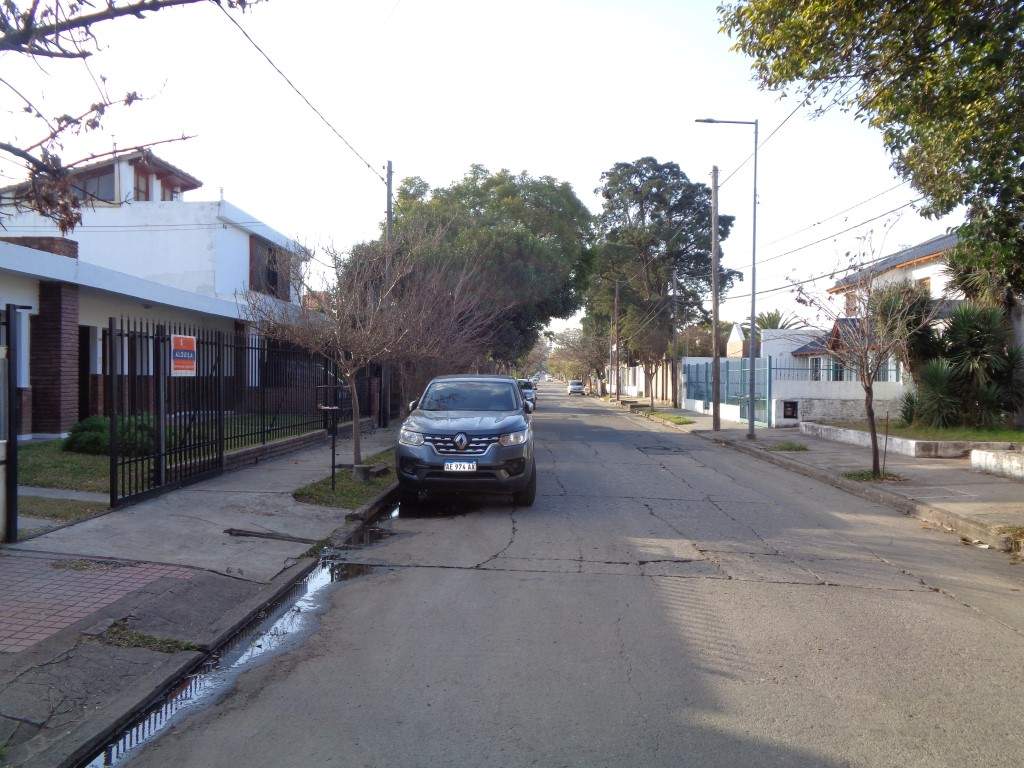 Barrio Alto Verde - Casa de 3 Dormitorios, Amplia con Cocina Comedor, 2 Baños, Cochera Doble, Jardín y Patio Amplio con Asador y Césped