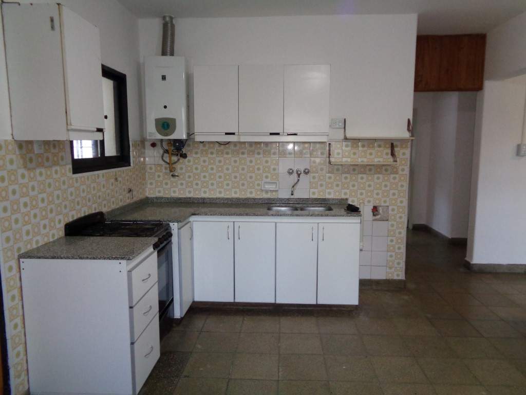 Barrio Alto Verde - Casa de 3 Dormitorios, Amplia con Cocina Comedor, 2 Baños, Cochera Doble, Jardín y Patio Amplio con Asador y Césped