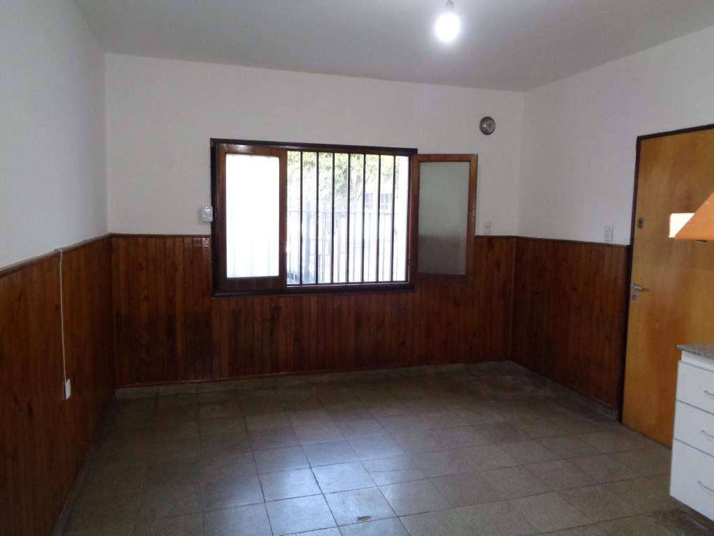 Barrio Alto Verde - Casa de 3 Dormitorios, Amplia con Cocina Comedor, 2 Baños, Cochera Doble, Jardín y Patio Amplio con Asador y Césped