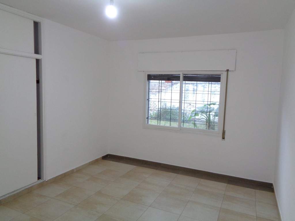 Barrio Alto Verde - Casa de 3 Dormitorios, Amplia con Cocina Comedor, 2 Baños, Cochera Doble, Jardín y Patio Amplio con Asador y Césped