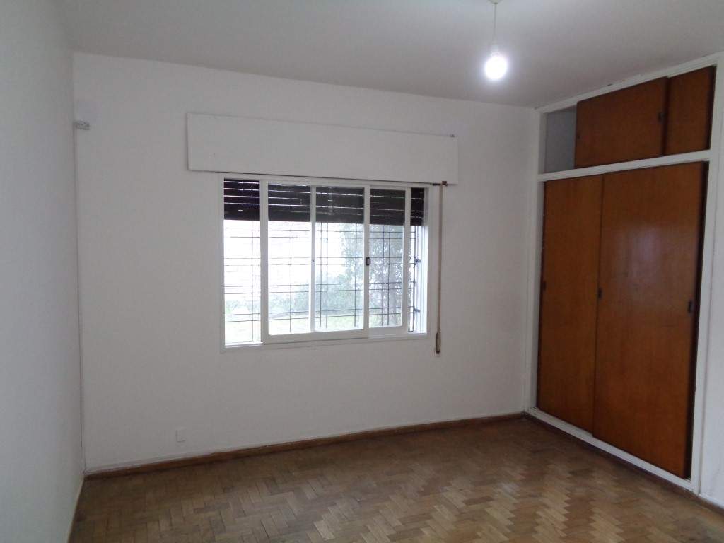 Barrio Alto Verde - Casa de 3 Dormitorios, Amplia con Cocina Comedor, 2 Baños, Cochera Doble, Jardín y Patio Amplio con Asador y Césped