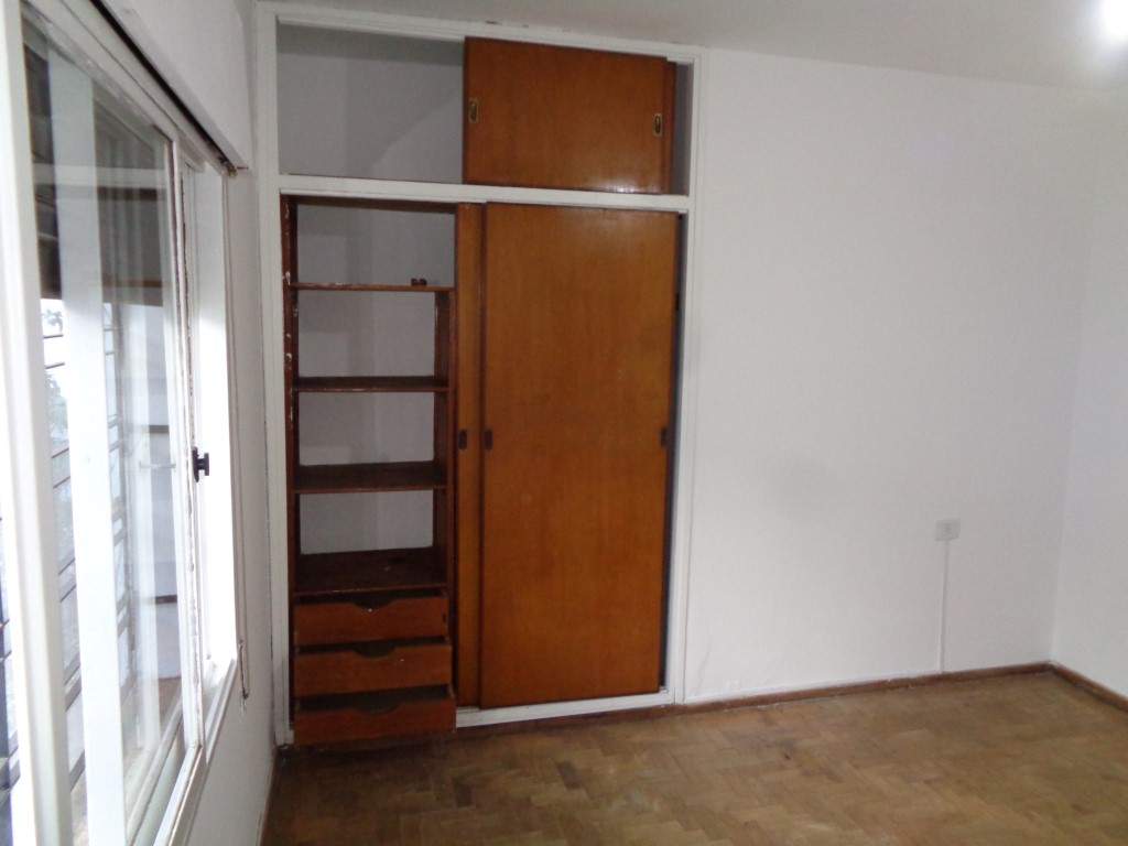 Barrio Alto Verde - Casa de 3 Dormitorios, Amplia con Cocina Comedor, 2 Baños, Cochera Doble, Jardín y Patio Amplio con Asador y Césped