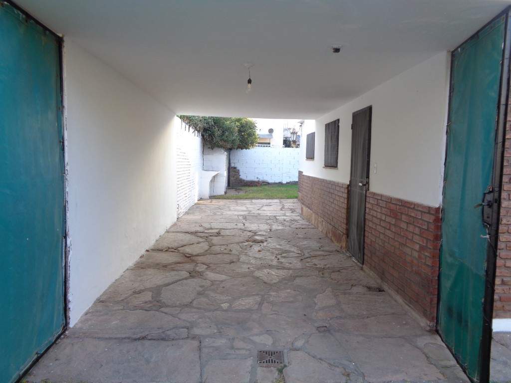 Barrio Alto Verde - Casa de 3 Dormitorios, Amplia con Cocina Comedor, 2 Baños, Cochera Doble, Jardín y Patio Amplio con Asador y Césped
