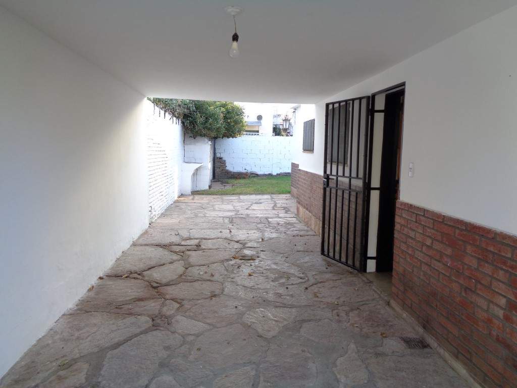 Barrio Alto Verde - Casa de 3 Dormitorios, Amplia con Cocina Comedor, 2 Baños, Cochera Doble, Jardín y Patio Amplio con Asador y Césped