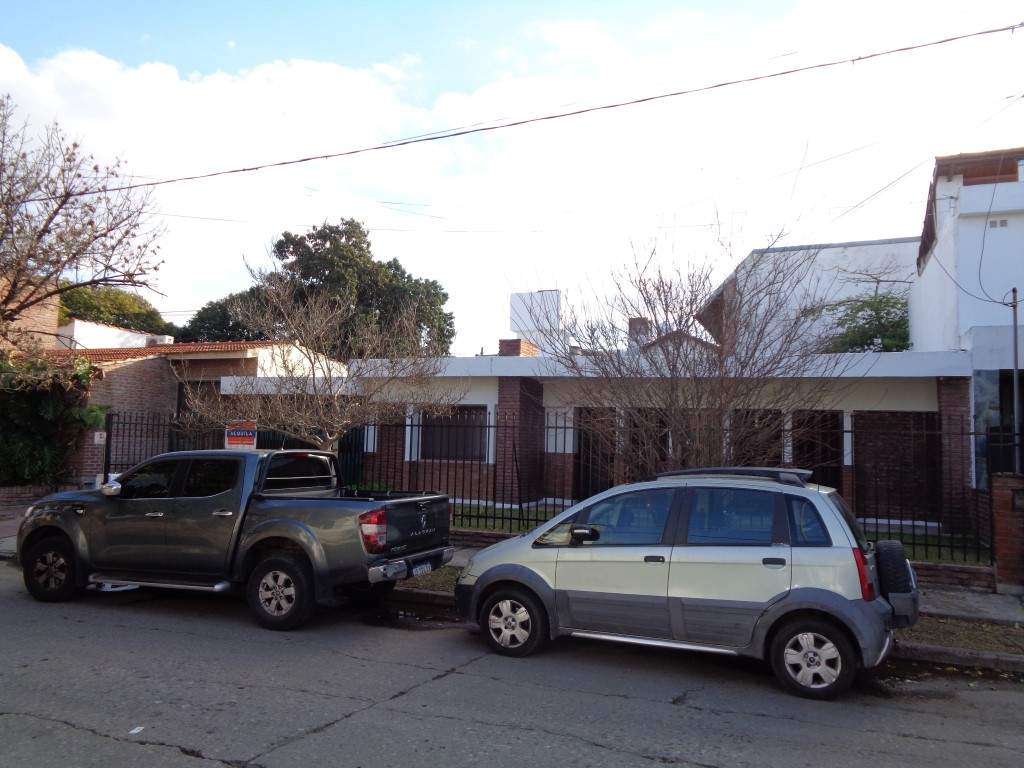 Barrio Alto Verde - Casa de 3 Dormitorios, Amplia con Cocina Comedor, 2 Baños, Cochera Doble, Jardín y Patio Amplio con Asador y Césped