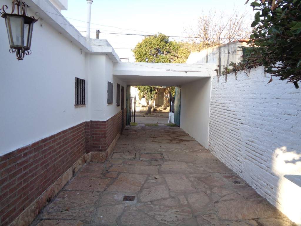 Barrio Alto Verde - Casa de 3 Dormitorios, Amplia con Cocina Comedor, 2 Baños, Cochera Doble, Jardín y Patio Amplio con Asador y Césped