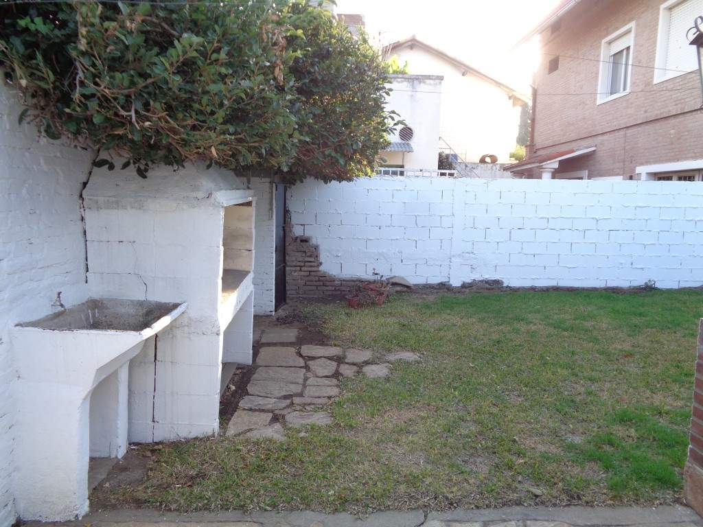 Barrio Alto Verde - Casa de 3 Dormitorios, Amplia con Cocina Comedor, 2 Baños, Cochera Doble, Jardín y Patio Amplio con Asador y Césped