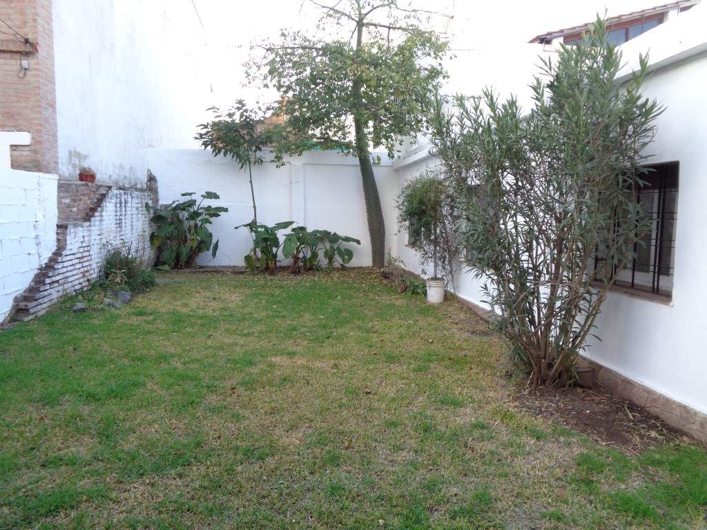 Barrio Alto Verde - Casa de 3 Dormitorios, Amplia con Cocina Comedor, 2 Baños, Cochera Doble, Jardín y Patio Amplio con Asador y Césped