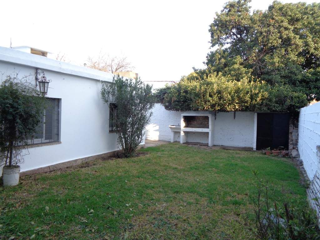 Barrio Alto Verde - Casa de 3 Dormitorios, Amplia con Cocina Comedor, 2 Baños, Cochera Doble, Jardín y Patio Amplio con Asador y Césped