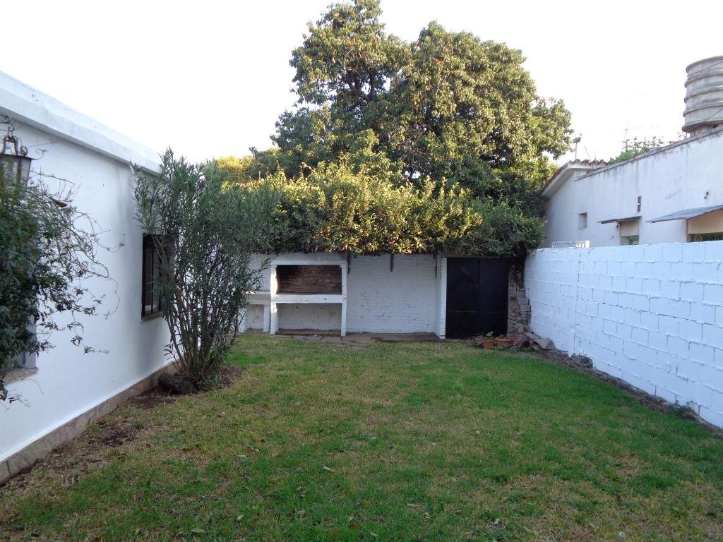 Barrio Alto Verde - Casa de 3 Dormitorios, Amplia con Cocina Comedor, 2 Baños, Cochera Doble, Jardín y Patio Amplio con Asador y Césped