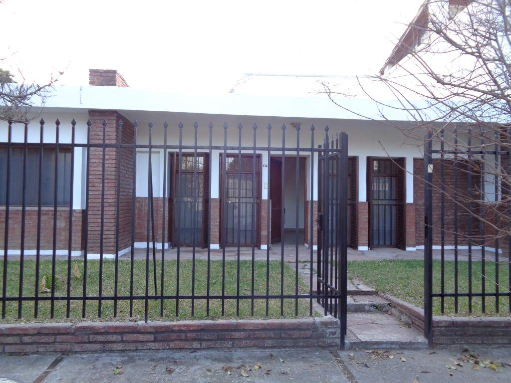 Barrio Alto Verde - Casa de 3 Dormitorios, Amplia con Cocina Comedor, 2 Baños, Cochera Doble, Jardín y Patio Amplio con Asador y Césped