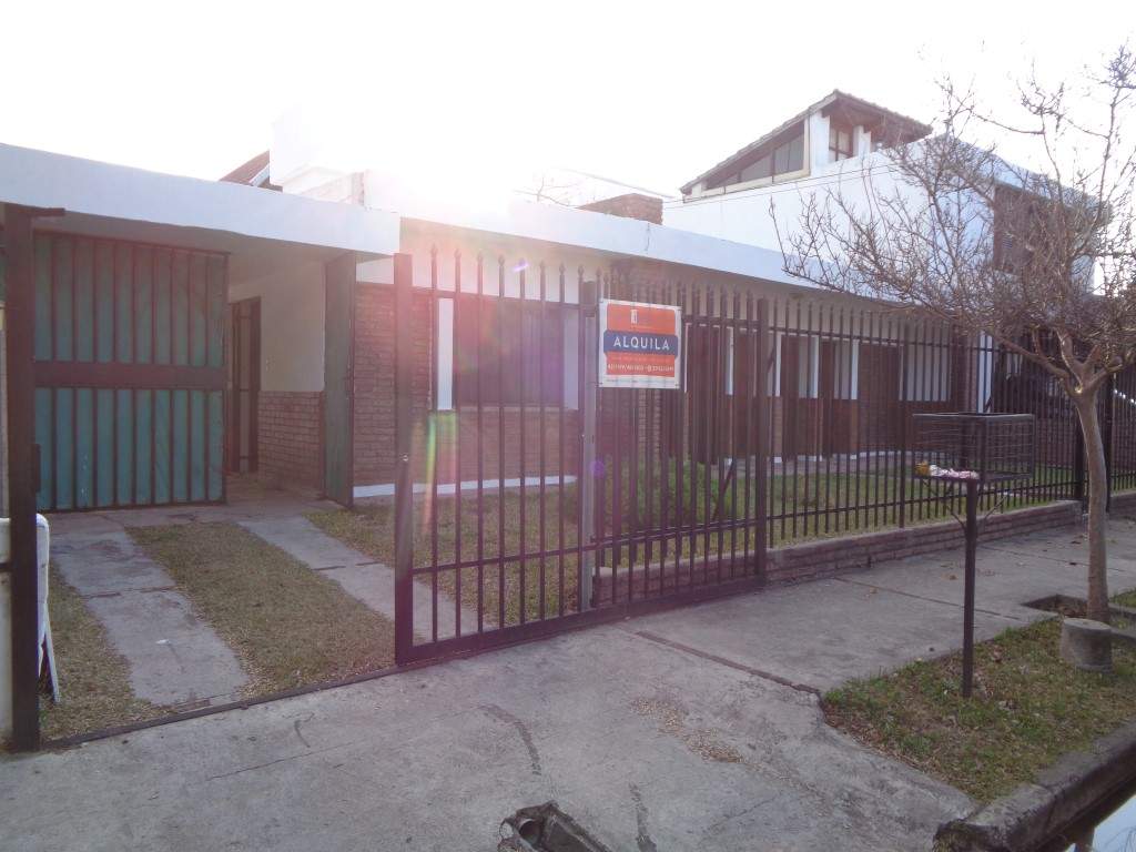 Barrio Alto Verde - Casa de 3 Dormitorios, Amplia con Cocina Comedor, 2 Baños, Cochera Doble, Jardín y Patio Amplio con Asador y Césped