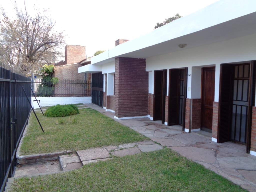 Barrio Alto Verde - Casa de 3 Dormitorios, Amplia con Cocina Comedor, 2 Baños, Cochera Doble, Jardín y Patio Amplio con Asador y Césped