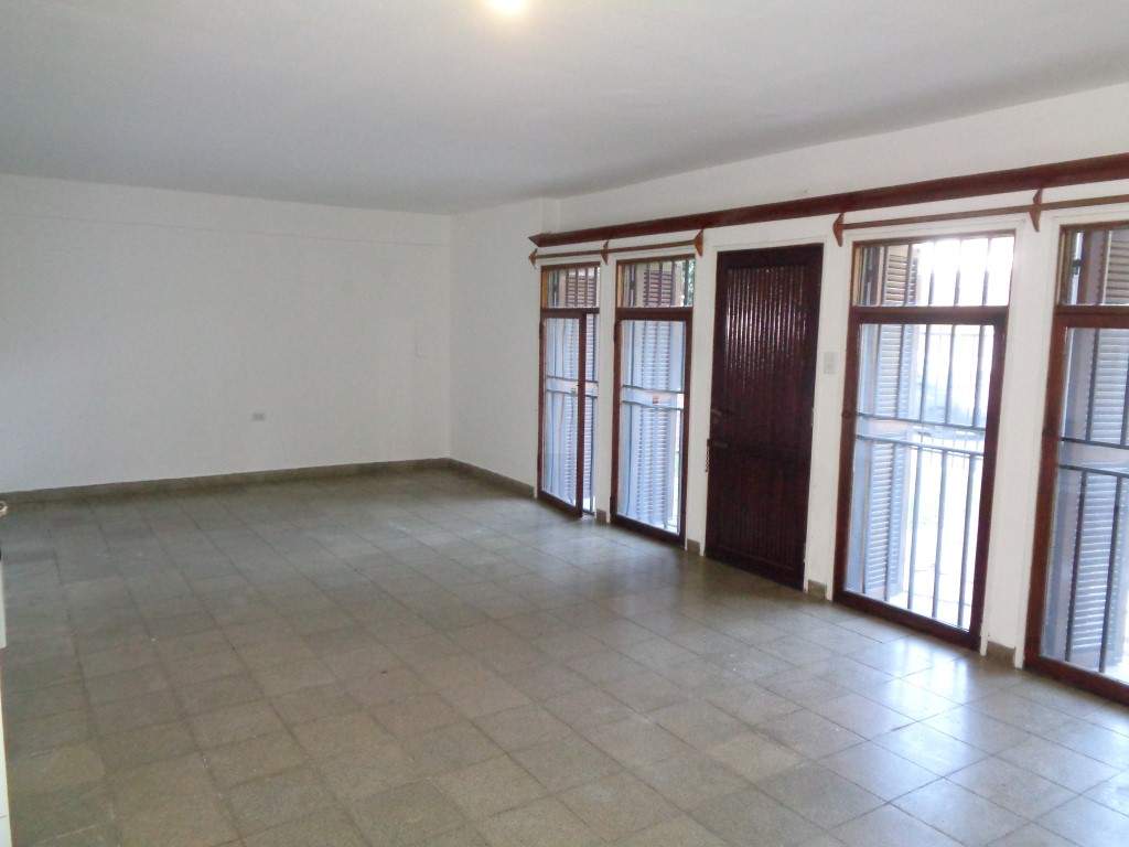Barrio Alto Verde - Casa de 3 Dormitorios, Amplia con Cocina Comedor, 2 Baños, Cochera Doble, Jardín y Patio Amplio con Asador y Césped