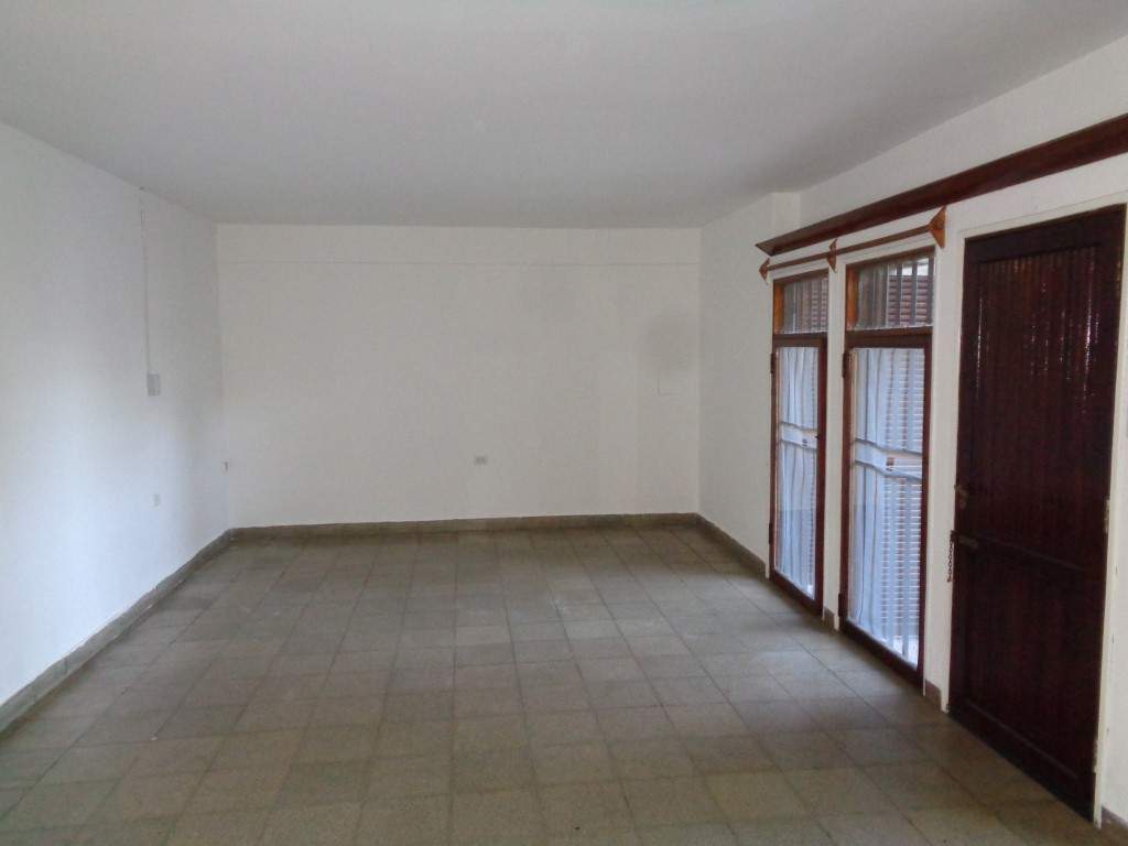Barrio Alto Verde - Casa de 3 Dormitorios, Amplia con Cocina Comedor, 2 Baños, Cochera Doble, Jardín y Patio Amplio con Asador y Césped