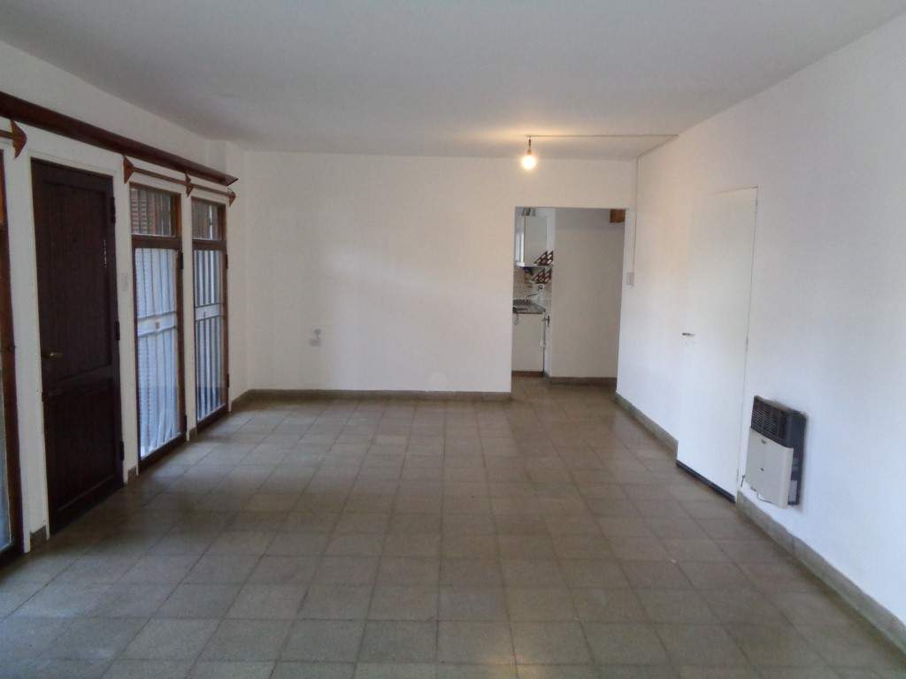 Barrio Alto Verde - Casa de 3 Dormitorios, Amplia con Cocina Comedor, 2 Baños, Cochera Doble, Jardín y Patio Amplio con Asador y Césped