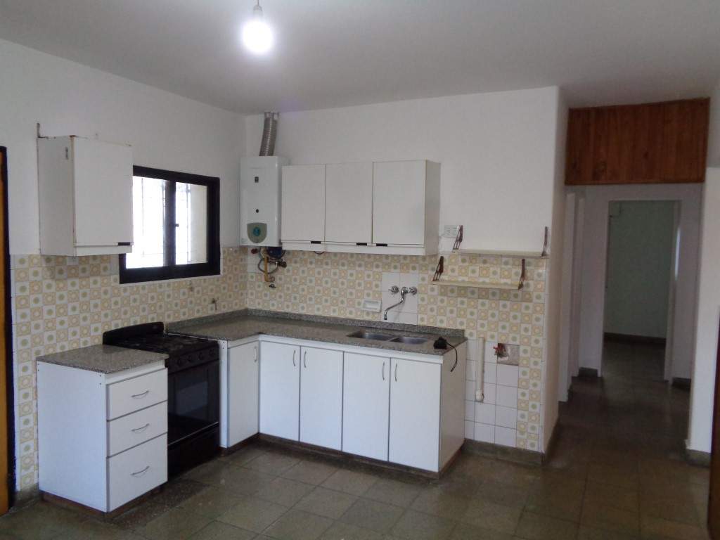 Barrio Alto Verde - Casa de 3 Dormitorios, Amplia con Cocina Comedor, 2 Baños, Cochera Doble, Jardín y Patio Amplio con Asador y Césped