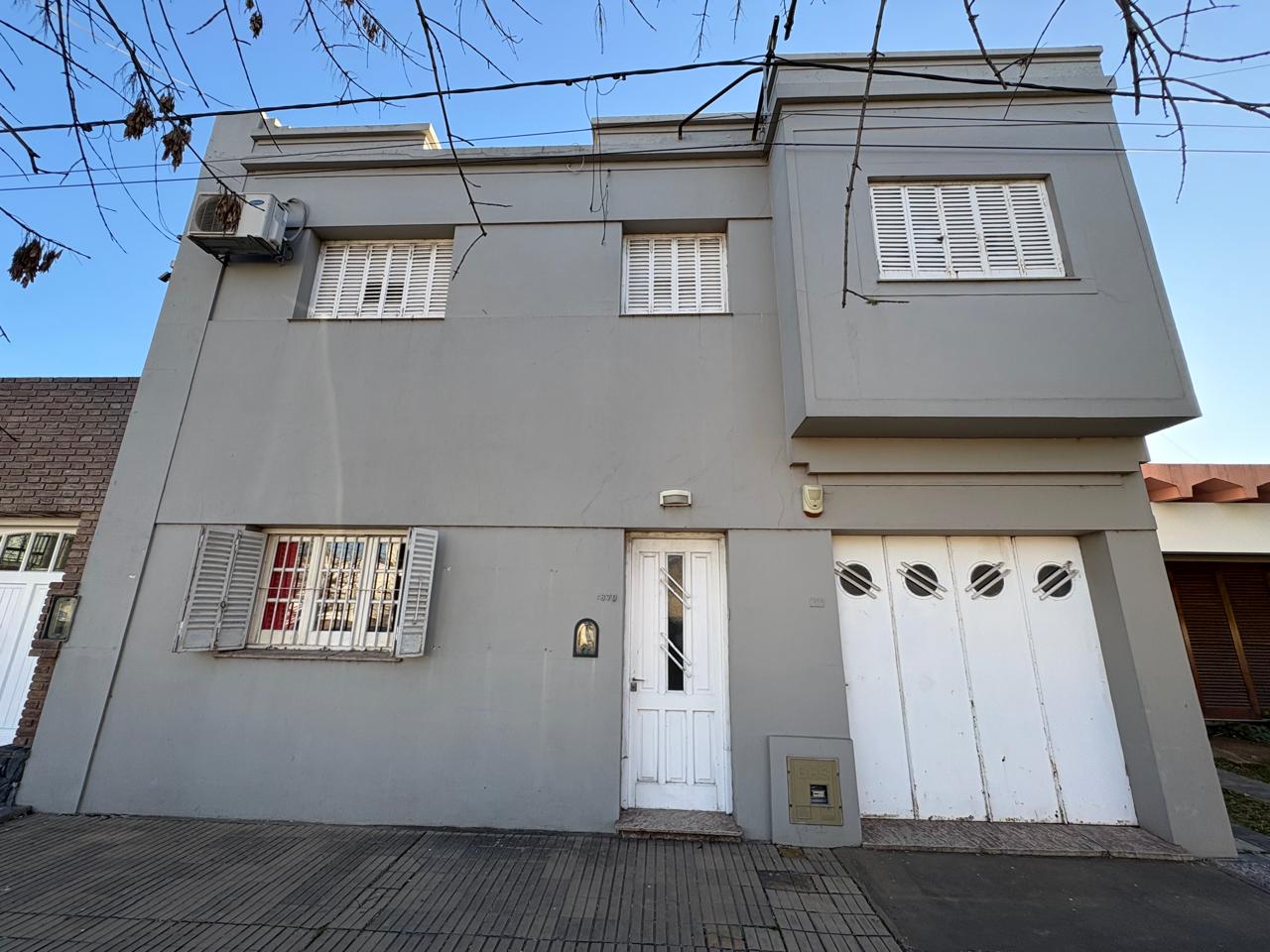 CASA EN VENTA  BV. ROCA - 3 DORMITORIOS