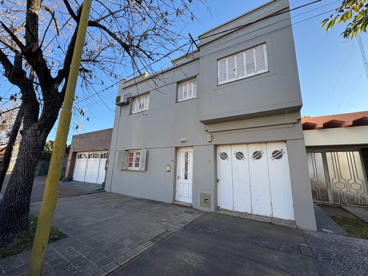 CASA EN VENTA  BV. ROCA - 3 DORMITORIOS