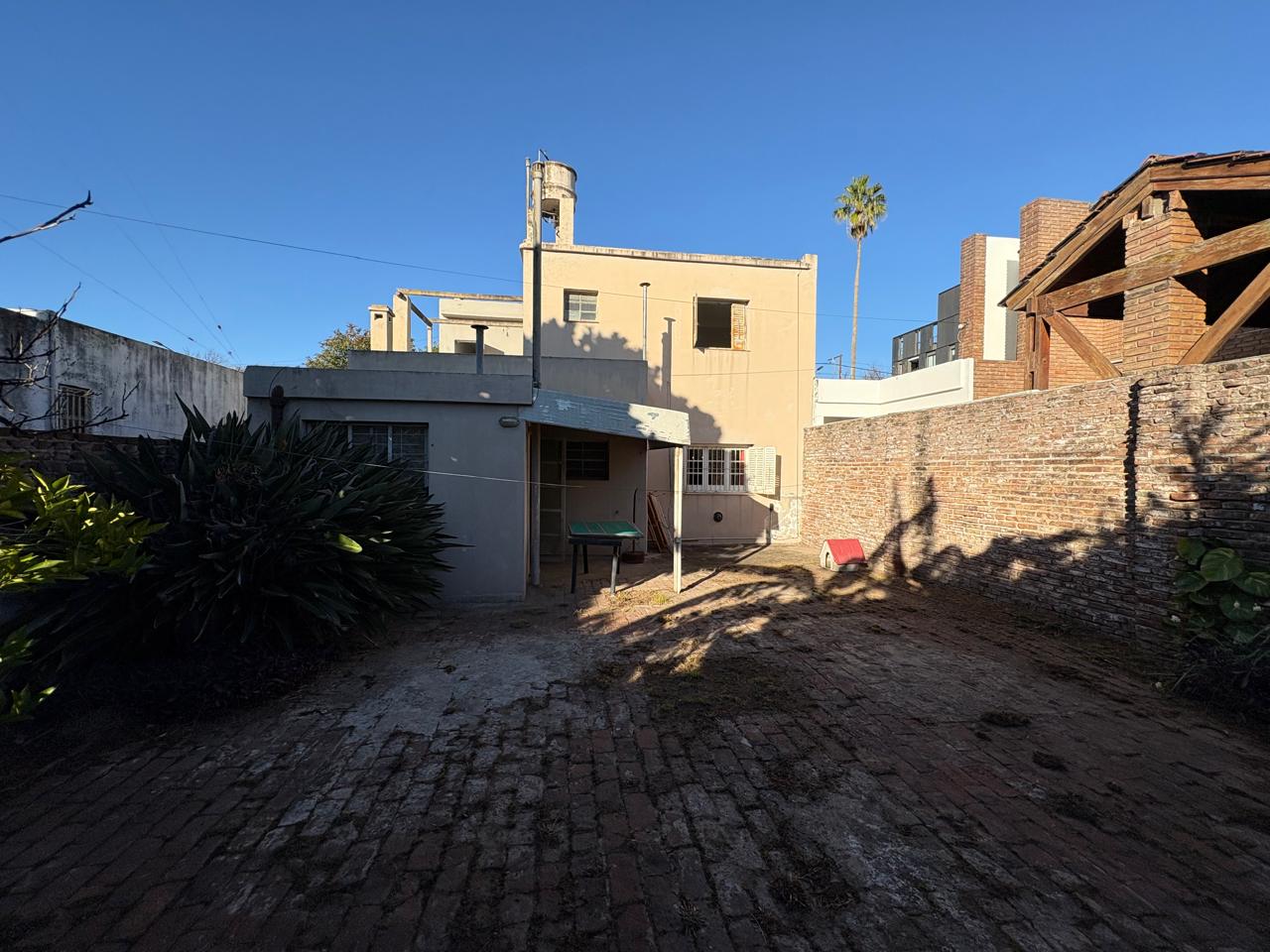 CASA EN VENTA  BV. ROCA - 3 DORMITORIOS