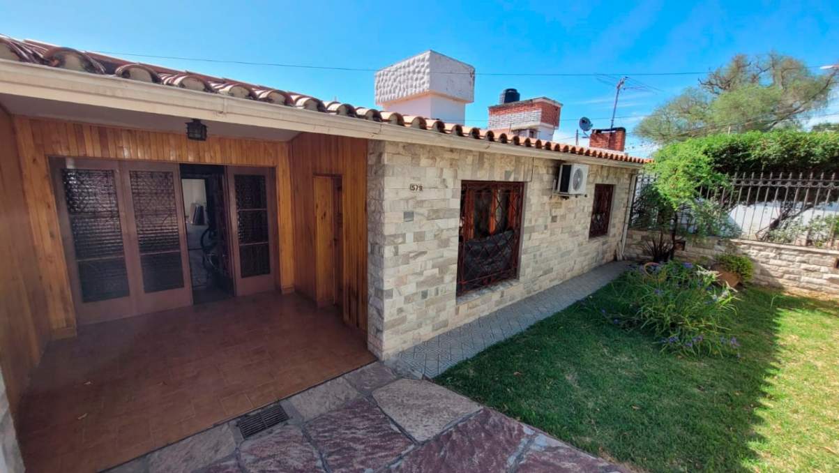CASA EN VENTA COSQUÍN - EXCELENTE UBICACIN!! - 3 Dormitorios