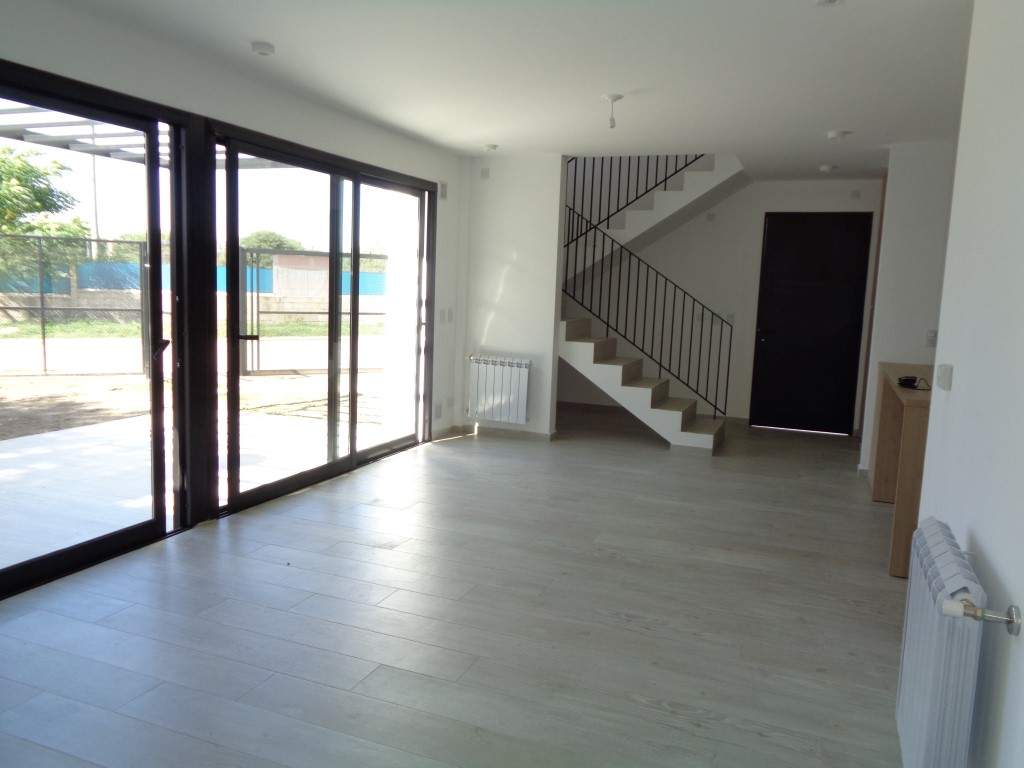Barrio Cerrado Manantiales - Casa de Categoría a Estrenar de 3 Dormitorios, Amplia con Cochera Doble, Escritorio, 2 Baños y Patio con Asador