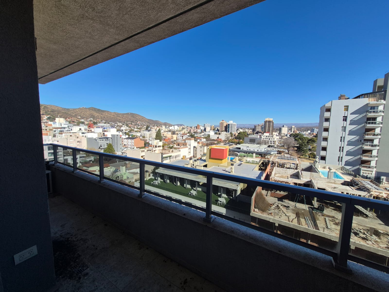DEPARTAMENTO ALQUILER TEMPORAL O PERMANENTE UN DORMITORIO CENTRO CARLOS PAZ PILETA