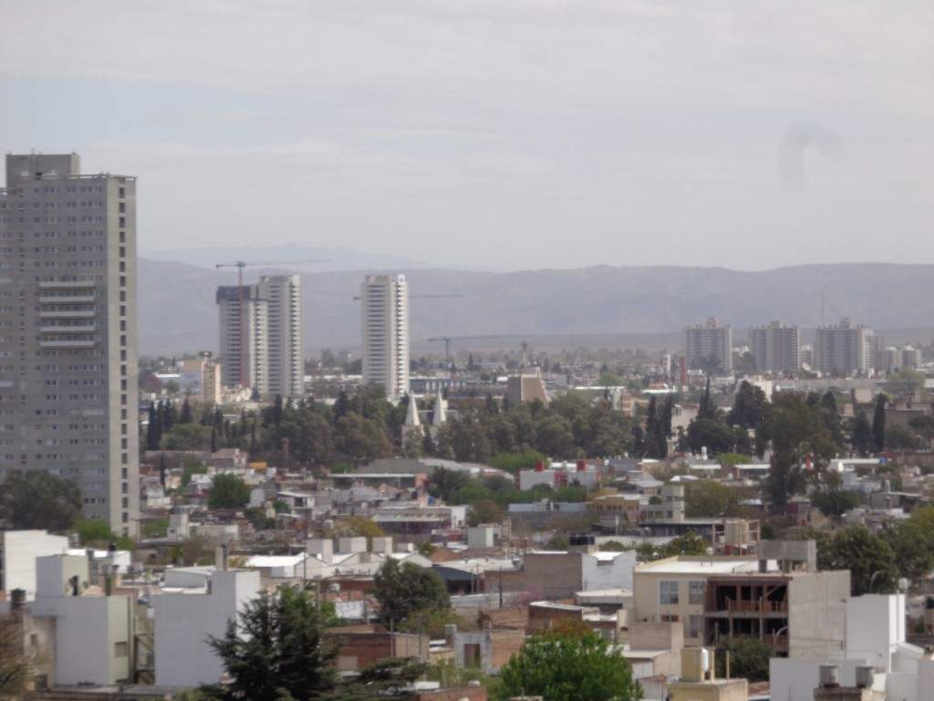 Barrio San Martín - Departamento Externo de 2 Dormitorio, Amplio y Luminoso con Cocina Separada y Excelente Vista. Sin Comisión