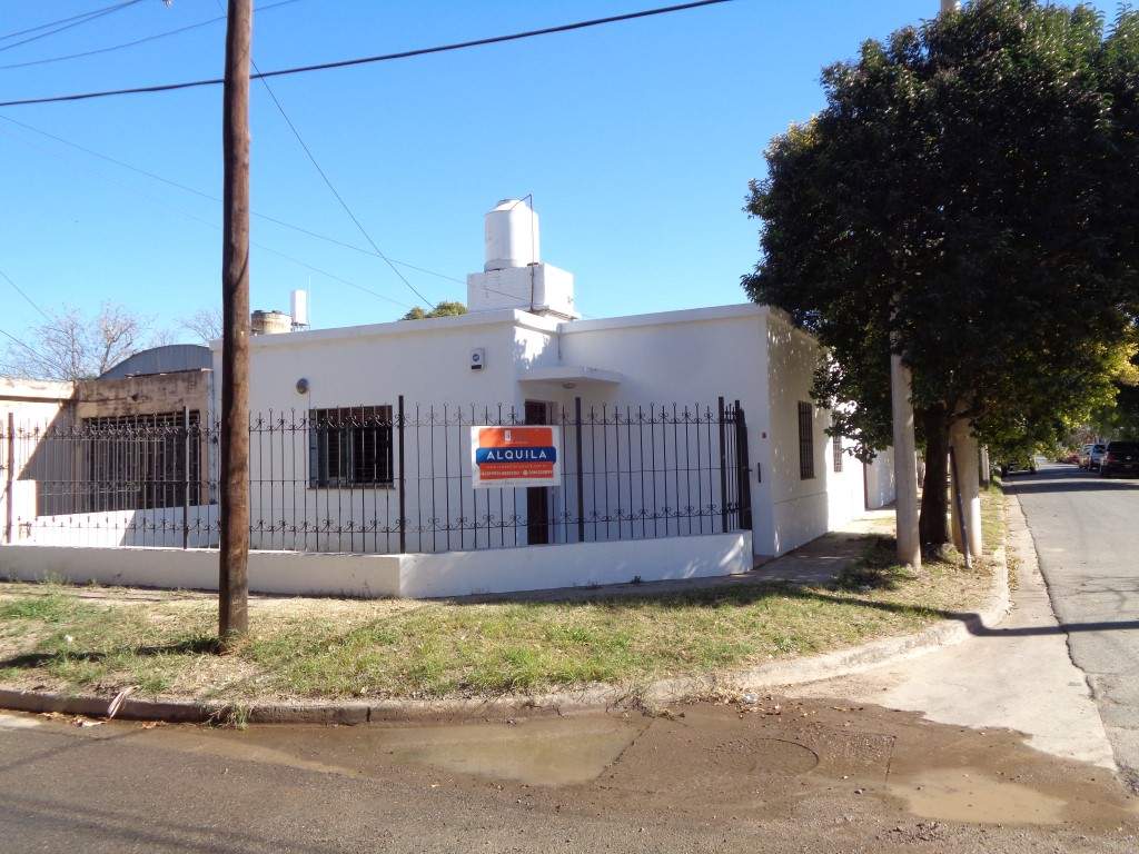 Barrio Villa Mafequin - Casa de 2 Dormitorios, Amplia con Garaje Doble, Cocina Comedor, Escritorio, Quincho con Asador y Patio
