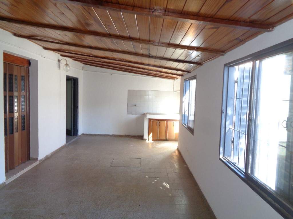 Barrio Villa Mafequin - Casa de 2 Dormitorios, Amplia con Garaje Doble, Cocina Comedor, Escritorio, Quincho con Asador y Patio