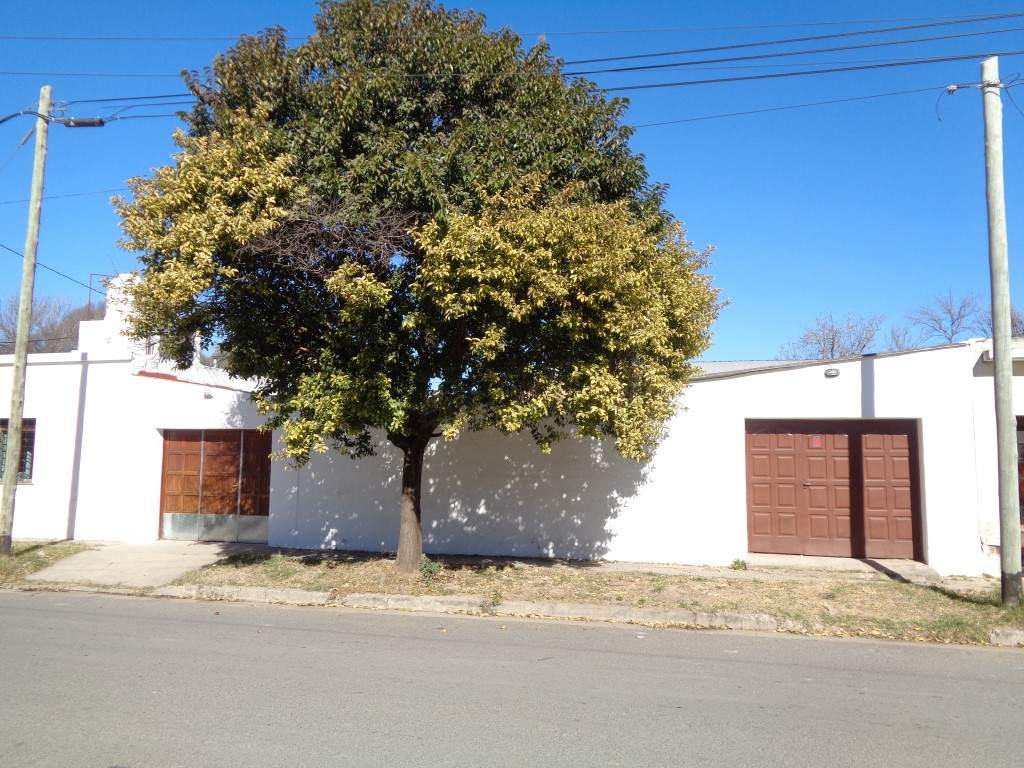 Barrio Villa Mafequin - Casa de 2 Dormitorios, Amplia con Garaje Doble, Cocina Comedor, Escritorio, Quincho con Asador y Patio