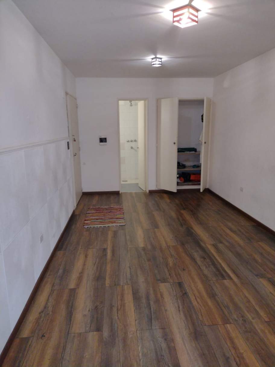 Monoambiente en alquiler con patio, uso oficina o consultorio