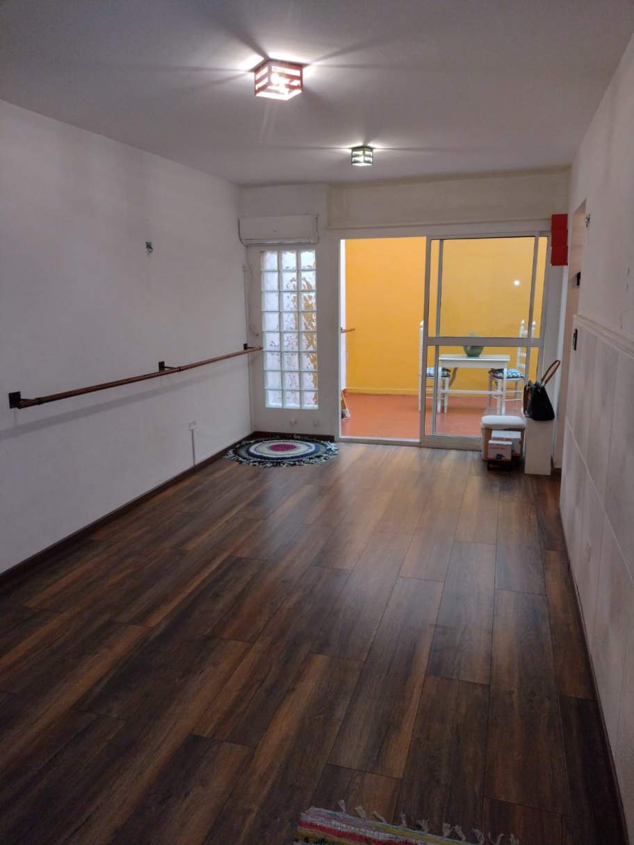 Monoambiente en alquiler con patio, uso oficina o consultorio