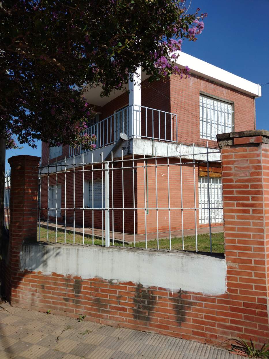 Imperdible oportunidad, casa principal más tres departamentos ,ingreso independiente