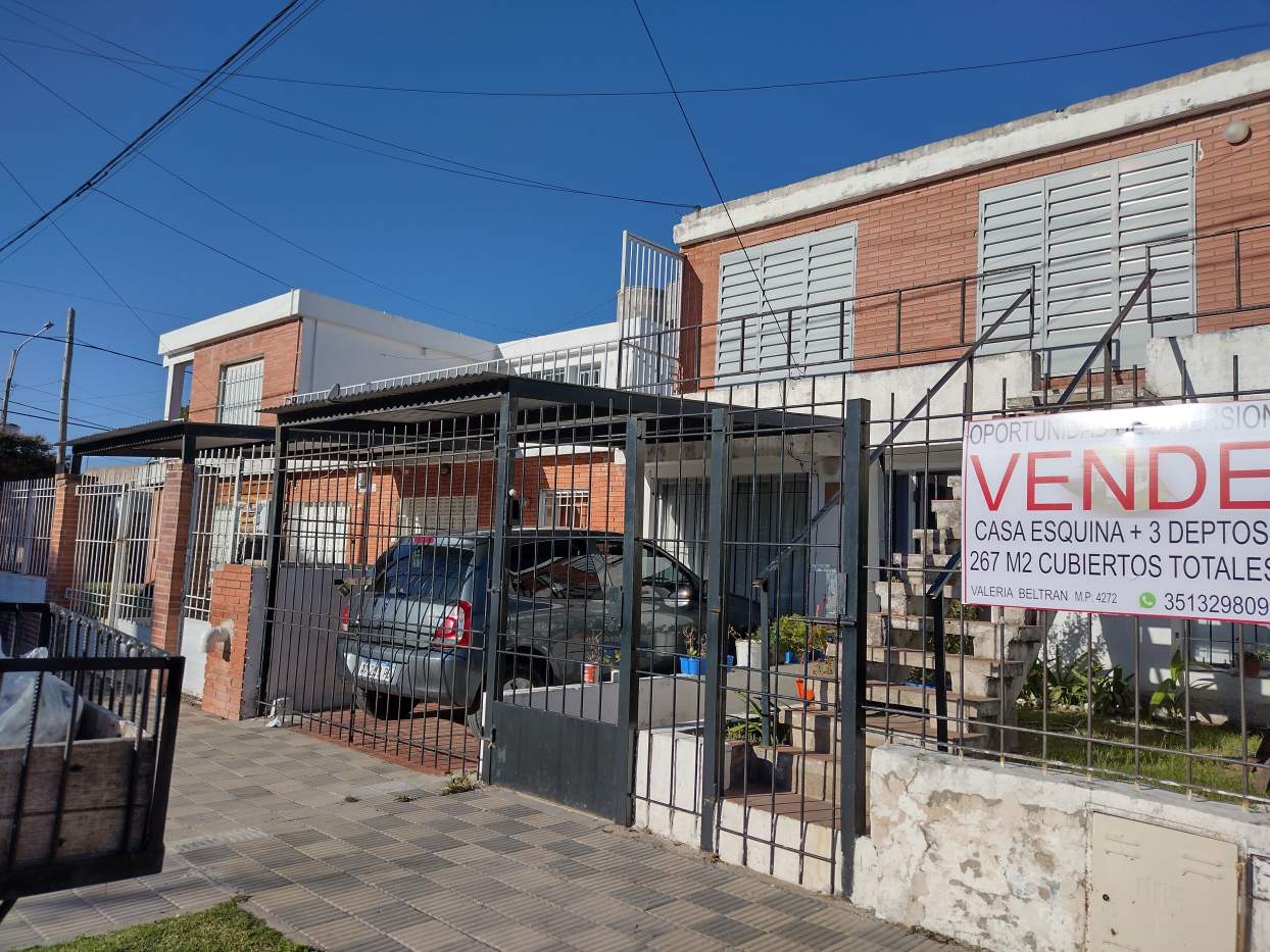 Imperdible oportunidad, casa principal más tres departamentos ,ingreso independiente