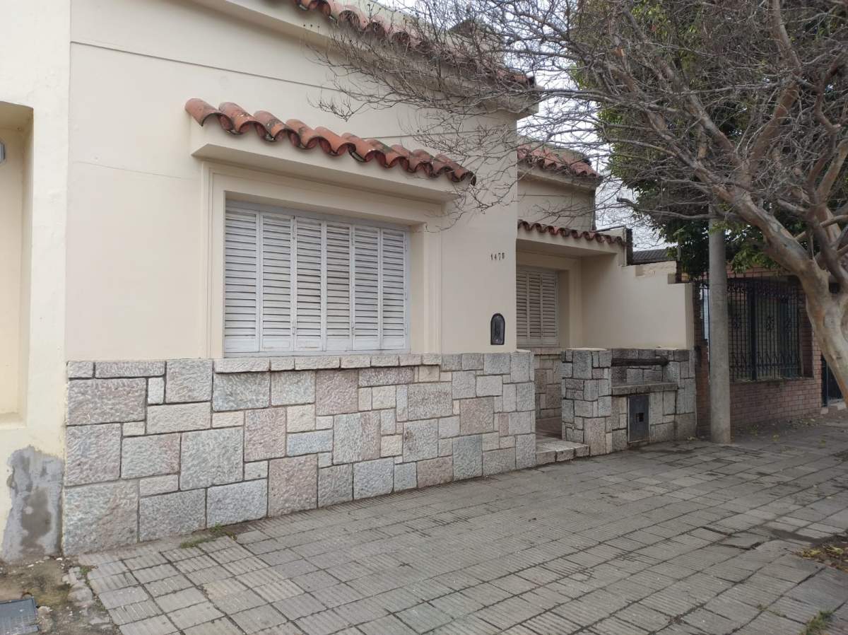 CASA EN VENTA EN BARRIO TALLERES OESTE- REMODELADA