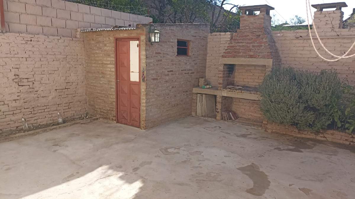 CASA EN VENTA EN BARRIO TALLERES OESTE- REMODELADA