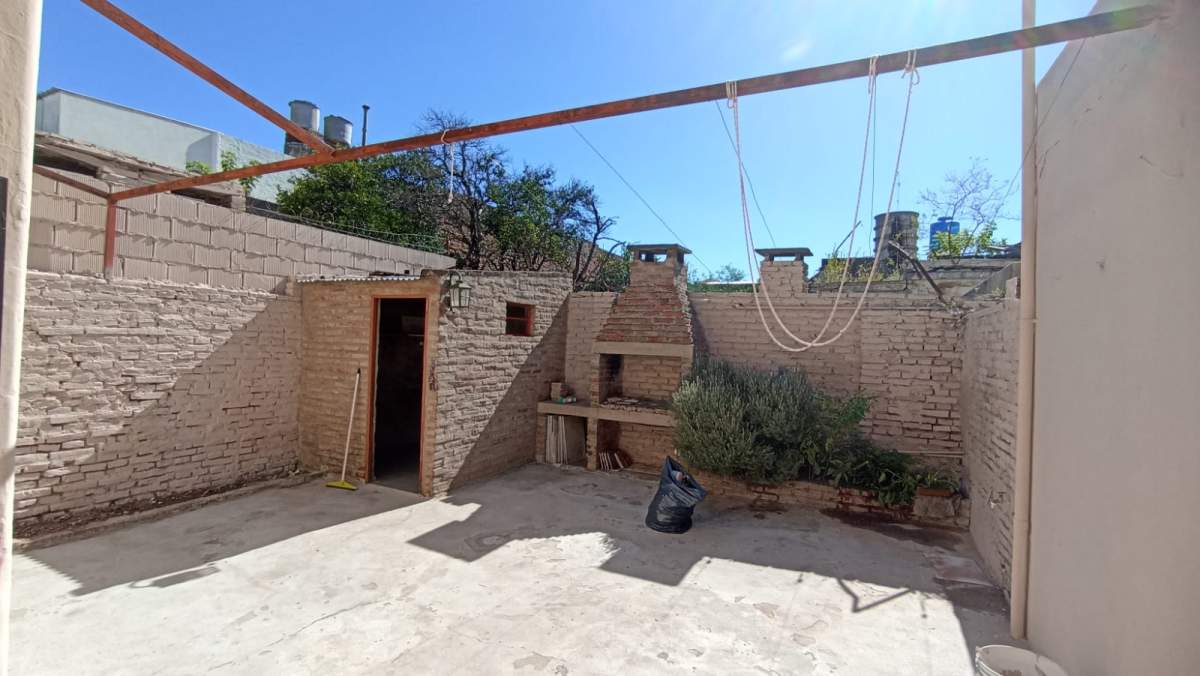 CASA EN VENTA EN BARRIO TALLERES OESTE- REMODELADA