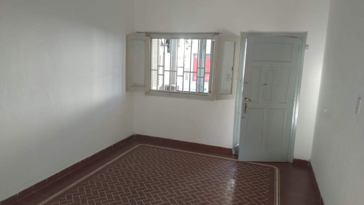 CASA EN VENTA EN BARRIO TALLERES OESTE- REMODELADA