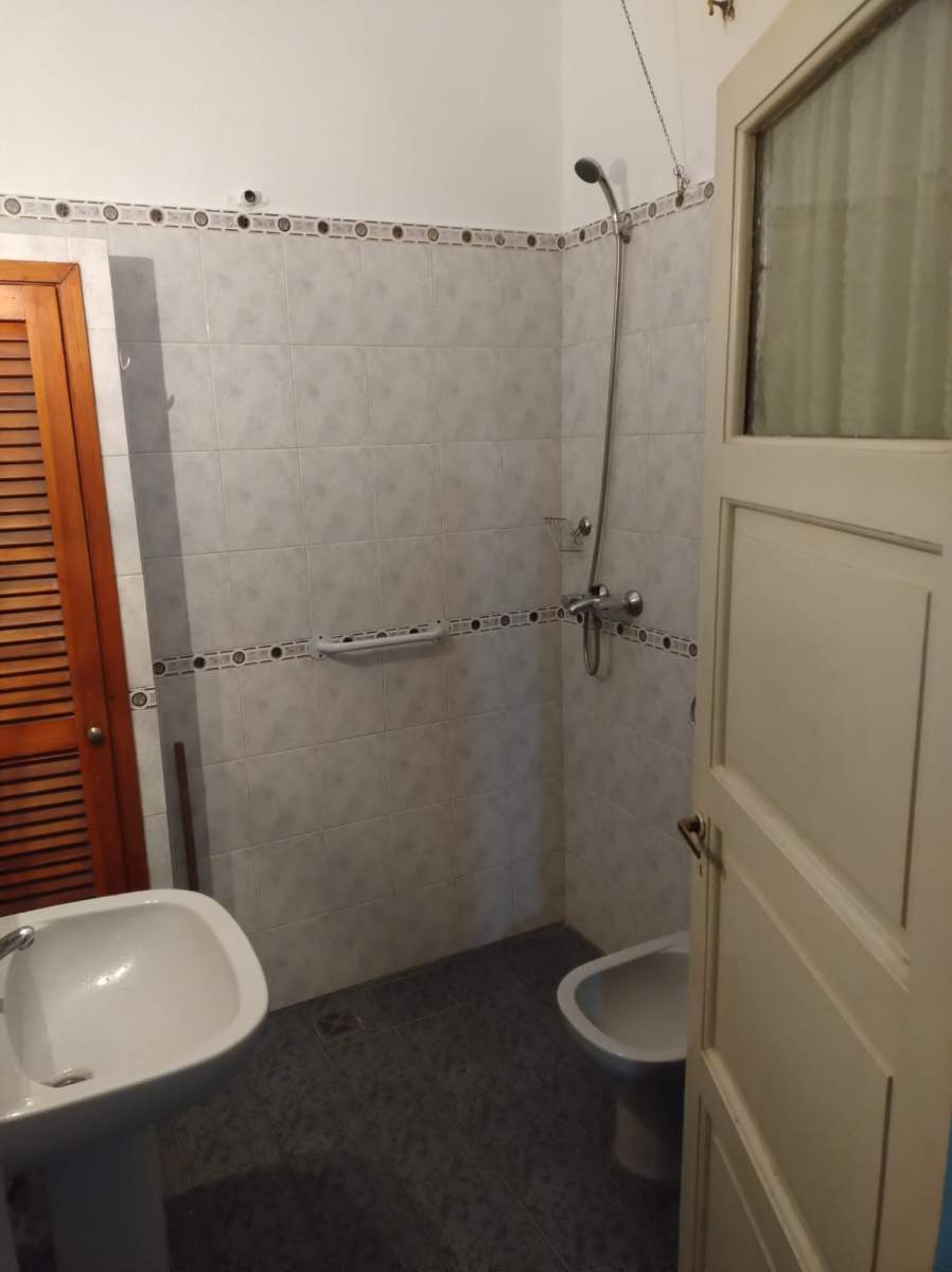 CASA EN VENTA EN BARRIO TALLERES OESTE- REMODELADA