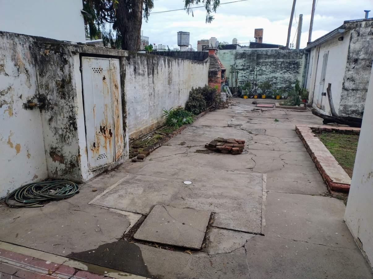 SE VENDE CASA  DEPTO EN BARRIO ALBERDI