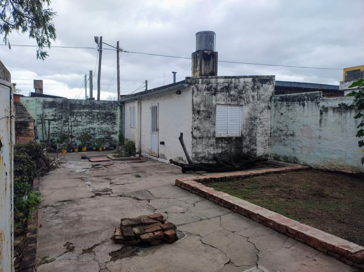 SE VENDE CASA  DEPTO EN BARRIO ALBERDI