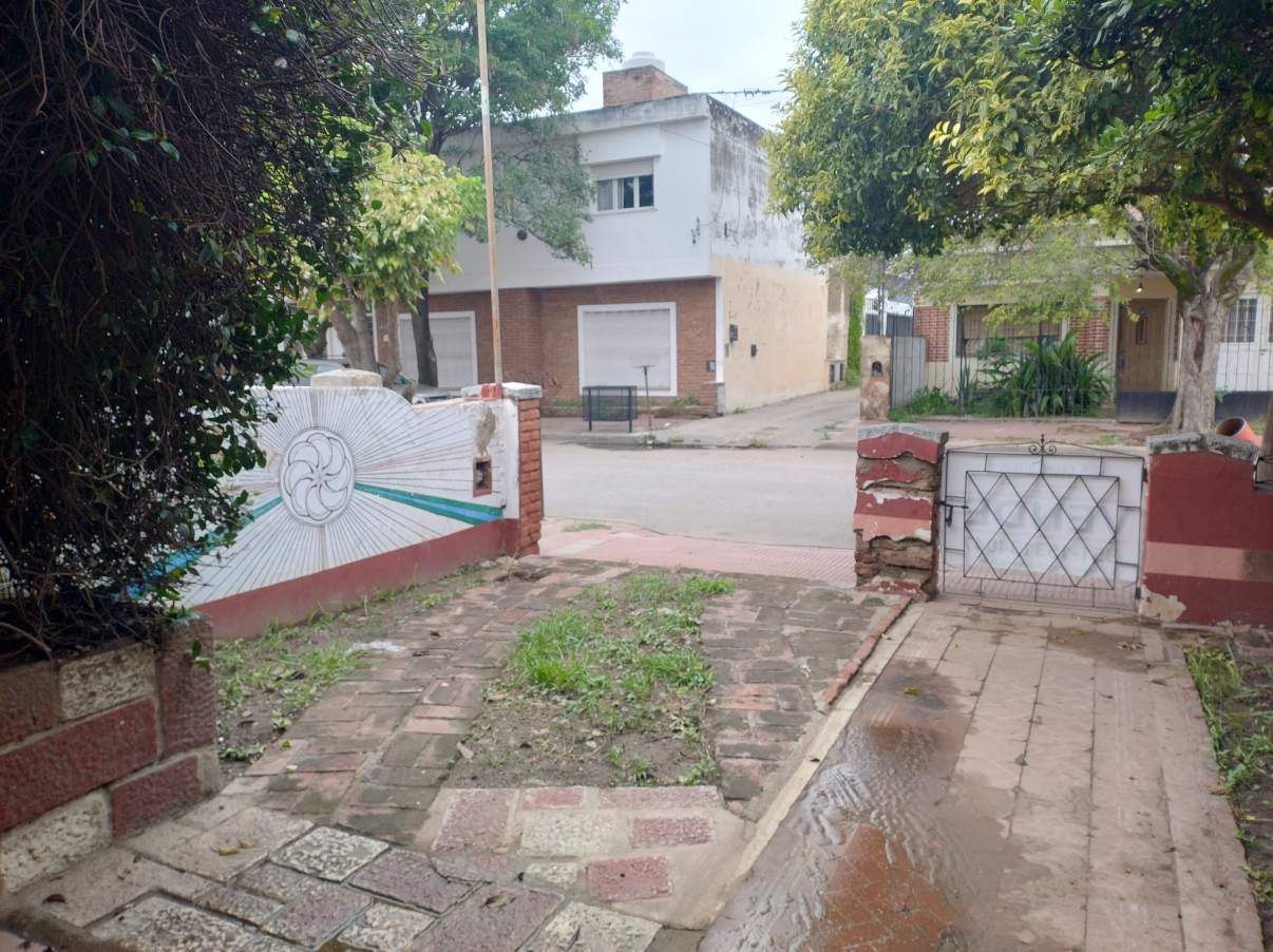 SE VENDE CASA  DEPTO EN BARRIO ALBERDI