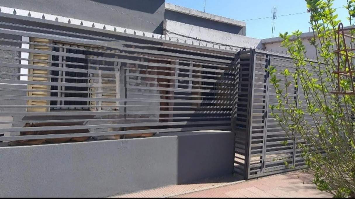 SE VENDE CASA CON COCHERA DOBLE EN EMPALME