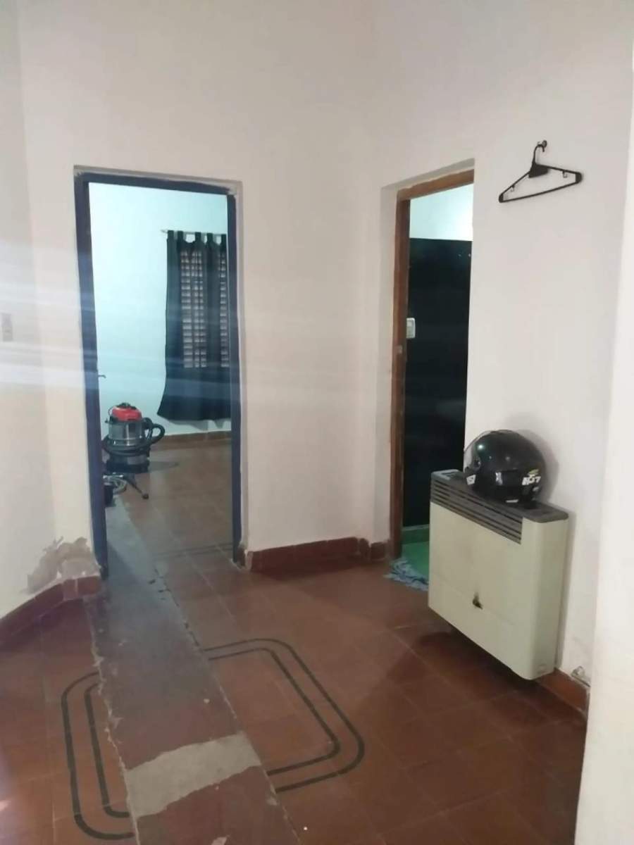 SE VENDE CASA CON COCHERA DOBLE EN EMPALME