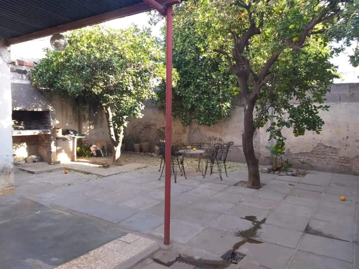 SE VENDE CASA CON COCHERA DOBLE EN EMPALME