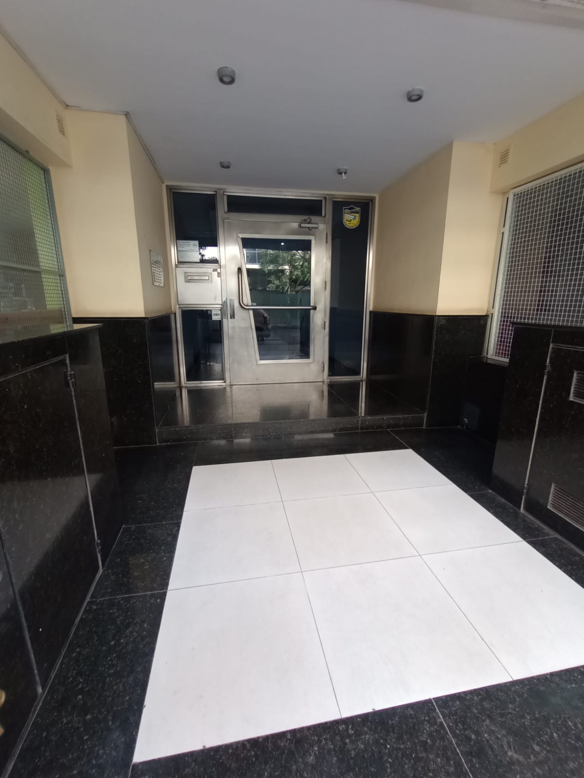 ALQUILER DEPTO AMOBLADO CORAZON DE NUEVA CORDOBA PEGADO A CIUDAD UNIVERSITARIA.-