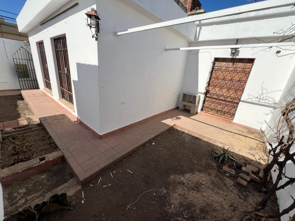 Amplia casa Barrio Colón. Próxima Av. Sabattini yva pocos minutos de Centro