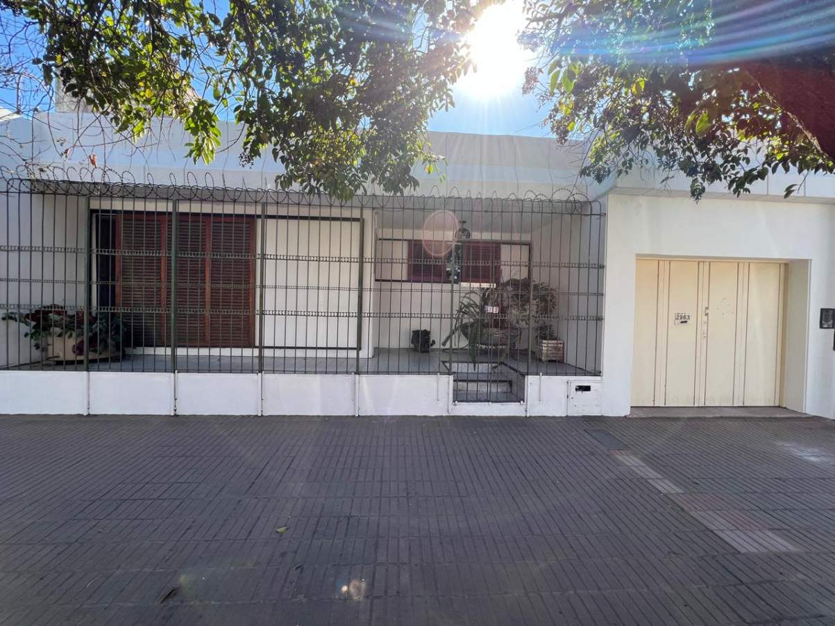 Amplia casa Barrio Colón. Próxima Av. Sabattini yva pocos minutos de Centro