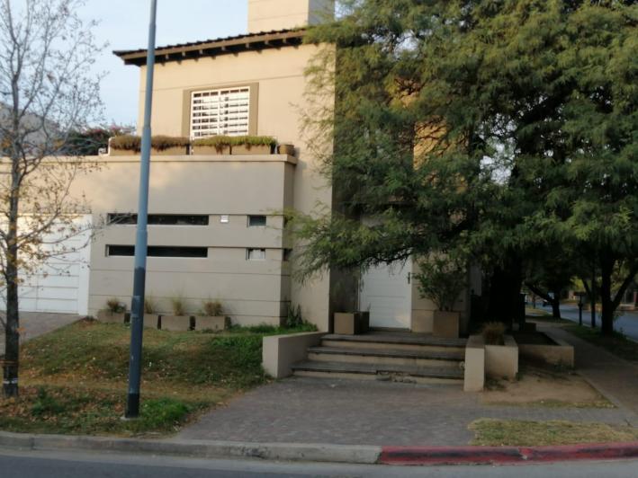 Casa 3 Dormitorios en Celso Barrios  Jardines del Jockey, Córdoba Capital